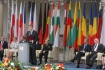 Obchody 20. rocznicy odzyskania wolnoci i upadku komunizmu. n/z "Posanie do Modej Europy" odczyta Jakub Wesoowski.