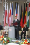Obchody 20. rocznicy odzyskania wolnoci i upadku komunizmu. n/z "Posanie do Modej Europy" odczyta Jakub Wesoowski.