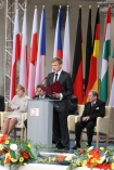 Obchody 20. rocznicy odzyskania wolnoci i upadku komunizmu. n/z "Posanie do Modej Europy" odczyta Jakub Wesoowski.