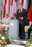 Obchody 20. rocznicy odzyskania wolnoci i upadku komunizmu. n/z "Posanie do Modej Europy" odczyta Jakub Wesoowski.