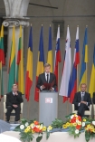 Obchody 20. rocznicy odzyskania wolnoci i upadku komunizmu. n/z "Posanie do Modej Europy" odczyta Jakub Wesoowski.