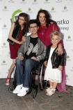 08.06.2013, Krakw, Rynek Gwny, Festiwal Zaczarowanej Piosenki organizowany przez Fundacj Mimo Wszystko Anny Dymnej - dzie pierwszy.n/z  Anna Dymna z finalistami konkursu