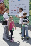 08.06.2013, Krakw, Rynek Gwny, Festiwal Zaczarowanej Piosenki organizowany przez Fundacj Mimo Wszystko Anny Dymnej - dzie drugi - rozgrywki sportowe.n/z   Monika Richardson i Zbigniew Zamachowski z dziemi