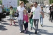 08.06.2013, Krakw, Rynek Gwny, Festiwal Zaczarowanej Piosenki organizowany przez Fundacj Mimo Wszystko Anny Dymnej - dzie drugi - rozgrywki sportowe.n/z   Monika Richardson i Zbigniew Zamachowski z dziemi