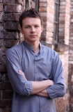W dawnej fabryce Norblin w Warszawie odbya si konferencja prasowa drugiej serii "Londyczykw", n/z Lesaw urek