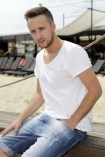 15.06.2013, Olek Sikora, prezenter 4 Fun TV, wokalista, sesja wykonana na planie teledysku "Budz si". n/z Olek Sikora